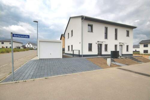 Gesamtansicht - 4 Zimmer Doppelhaushälfte zum Kaufen in Borna