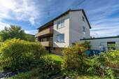 Objektansicht mit Garten - Familienglück und Gartenidylle: Großzügiges 2-Familienhaus mit Garten & Garagen in Villingendorf