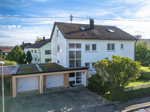 Objektansicht mit Garagen - 8 Zimmer Mehrfamilienhaus, Wohnhaus zum Kaufen in Villingendorf