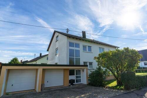 Objektansicht mit Garagen - 8 Zimmer Mehrfamilienhaus, Wohnhaus in Villingendorf