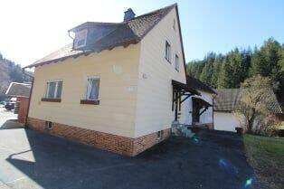 Seitenansicht rechts - Geräumiges 1-Familien-Wohnhaus mit zusätzlichem Wirtsgebäude