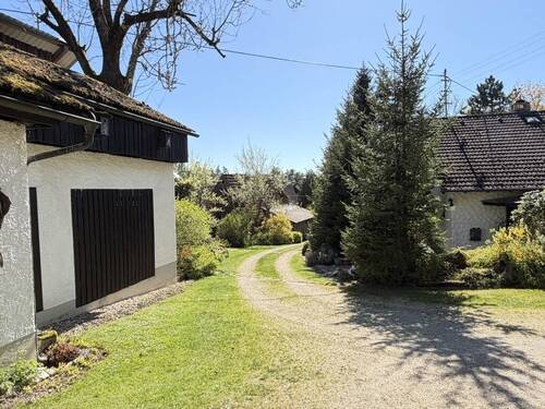 Zufahrt u. Garage - 