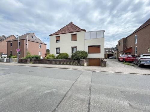 Hausansicht - Charmantes Kaffeemühlenhaus mit 2 Wohnungen, 3 Garagen, Carport und großem Garten