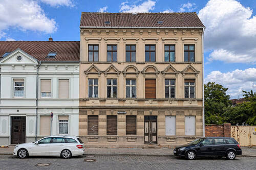 Hausansicht - Sanierungsbedürftiges Mehrfamilienhaus mit 6 Wohneinheiten im begehrten Wittenberge