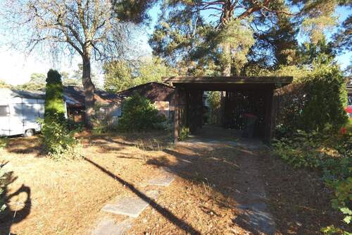 und einem Carport - 