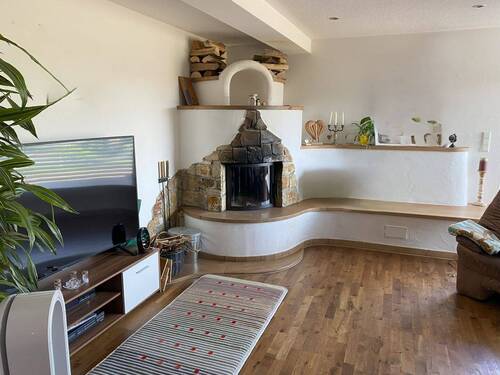 Wohnzimmer_Holzofen.jpg - Ruhig gelegene und großzügige 4,5-Zi.-EG-Wohnung mit Terrasse in Horheim