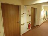 Flur und Türen zu Bewohnerzimmern - 