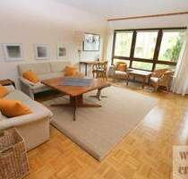 MÖBLIERTE,schöne helle 3,5 Zimmer-Wohnung mit Sonnenloggia u. TG Stellplatz im Zentrum von Erlangen