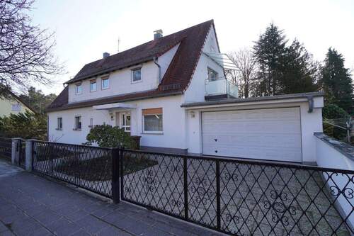 Hausansicht 2 - Familienfreundliches Zweifamilienhaus in Schwaig bei Nürnberg