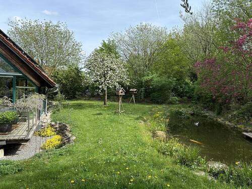 naturnaher Garten mit Gartenteich - 