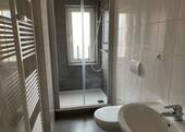 Bad mit Dusche - 2-Raum-Wohnung im ruhigen Mehrfamilienhaus sucht Nachmieter