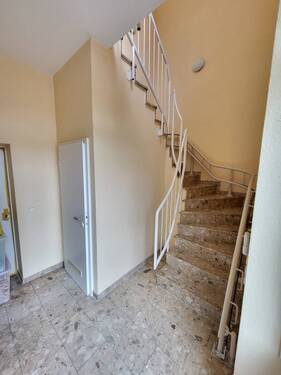 EG: Treppenaufgang zum OG (innen) - 