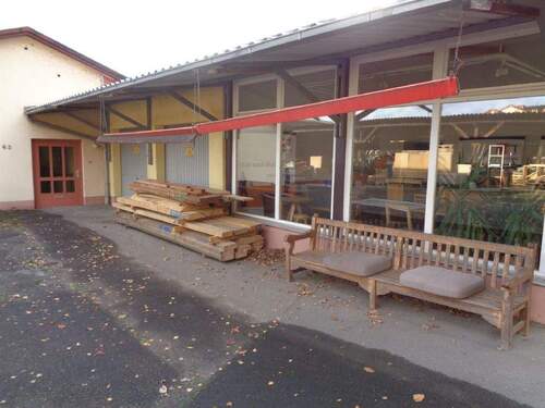 Garagen und Ausstellungsfläche - 