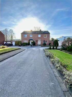 so schauen Sie in die Straße.....Reihenhaus rechts - 