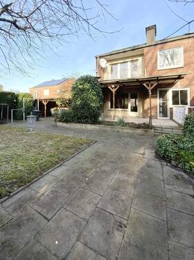 zwei überdachte Sitzbereiche - 5 Zimmer Doppelhaushälfte in Selm