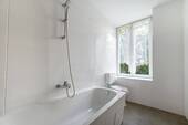 Tageslichtbad mit Duschwanne - 
