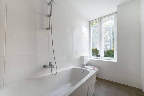 Tageslichtbad mit Duschwanne - 