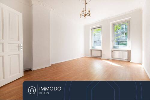 Helles Wohnzimmer dank idealer Südausrichtung - ? Frisch renovierter Altbau-Charme in Berlin Tegel: Helle 3-Zi-Whg mit Stuck, neuem Bad & Garten