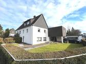 Ansicht mit Vorgarten - Kernsanieren oder Neubau - Haus auf großem Eckgrundstück in Saarn - TOP-LAGE am Waldrand