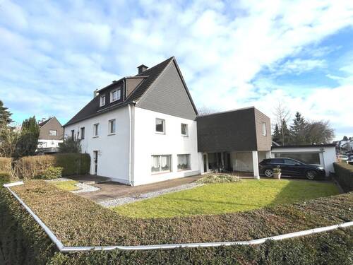 Ansicht mit Vorgarten - Kernsanieren oder Neubau - Haus auf großem Eckgrundstück in Saarn - TOP-LAGE am Waldrand