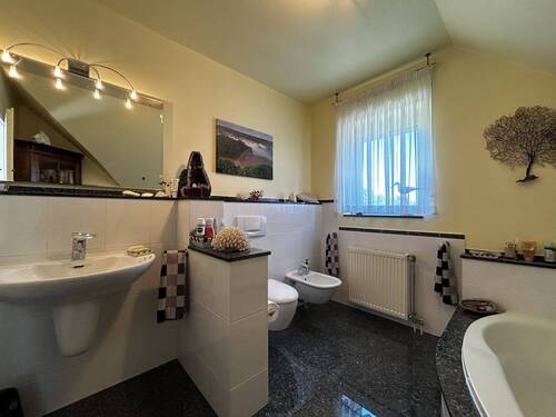 Bad mit Badewanne - 
