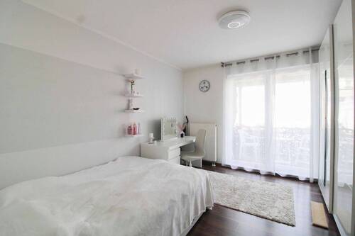Schlafzimmer 1 (Zugang Balkon) - Helle 3 - Zi Whg mit Balkon und Tiefgaragenstellplatz