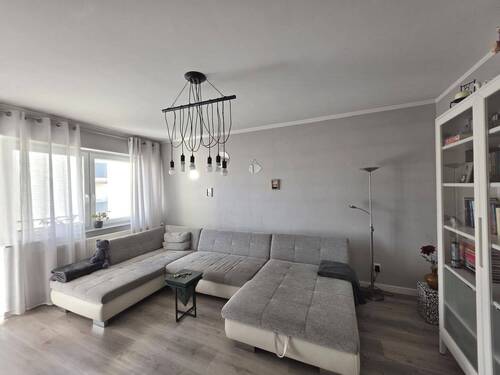 Wohnzimmer - Charmante 3-Zimmer-Wohnung mit Loggia & Garage in Schloß Neuhaus