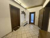 EG Flur mit Garagenzugang - 