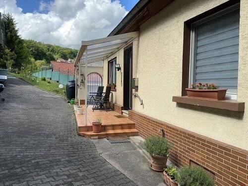 Eingang / Terrasse - 6 Zimmer Einfamilienhaus in Föckelberg