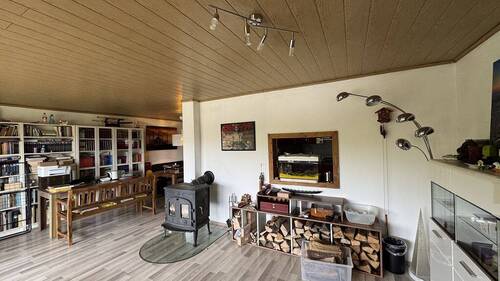 Wohnzimmer mit Kaminofen Hinterhaus - Mehrfamilienhaus, Wohnhaus mit 275,00 m² in Bergen zum Kaufen