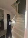 Holztreppe zum 1. Stock & Einbauschrank im Flur - 
