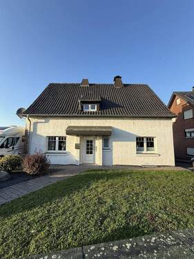 Frontansicht inkl. Vorgarten - Einfamilienhaus mit großem Garten, Wintergarten, Pool und Ausbaupotenzial