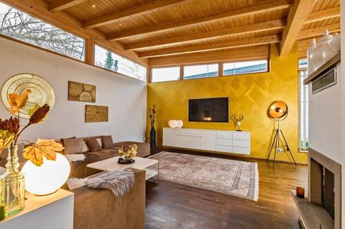 sehr großer und heller Wohnbereich mit Kamin - 