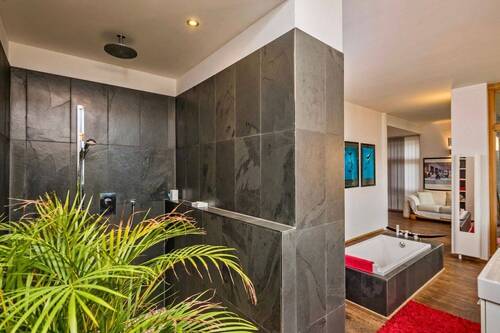 eines der beiden hochwertigen Bäder - 