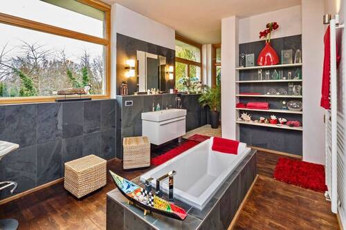 eines der beiden hochwertigen Bäder - 