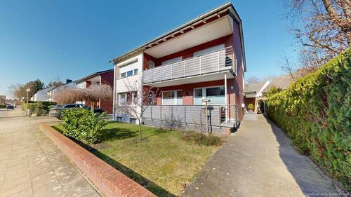 Hausansicht mit Zuwegung zum Eingangsbereich - Provisionsfrei für Käufer: Zweifamilienhaus mit Balkon, Garten und Garage in ruhiger Sackgassenlage