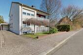 Hausansicht mit Zuzfahrt zum Carport und Garage - 6 Zimmer Mehrfamilienhaus, Wohnhaus zum Kaufen in Hamm