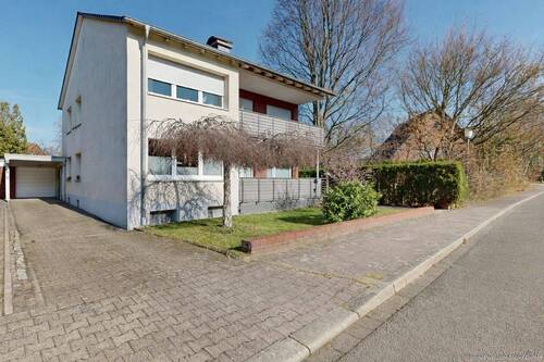 Hausansicht mit Zuzfahrt zum Carport und Garage - 6 Zimmer Mehrfamilienhaus, Wohnhaus zum Kaufen in Hamm