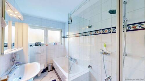 Tageslichtbad mit Dusche und Badewanne im Erdgeschoss - 