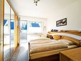 Schlafzimmer im Erdgeschoss mit Balkonzugang - 