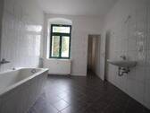 Bad mit Badewanne/ Fenster und Zugang zu WC - 