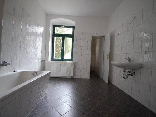 Bad mit Badewanne/ Fenster und Zugang zu WC - 