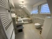 Tageslichtbad mit Wanne - 