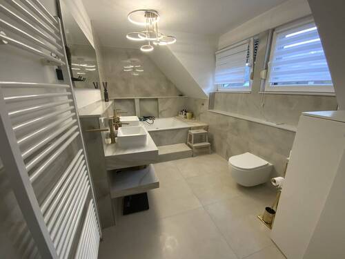 Tageslichtbad mit Wanne - 
