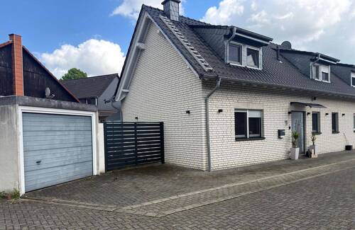 Außensicht mit Garage - 3 Zimmer Doppelhaushälfte in Bergkamen