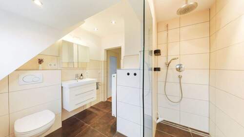 Badezimmer Dachgeschoss - 5 Zimmer Einfamilienhaus in Würzburg