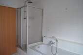Badezimmer mit Wanne und Dusche - 