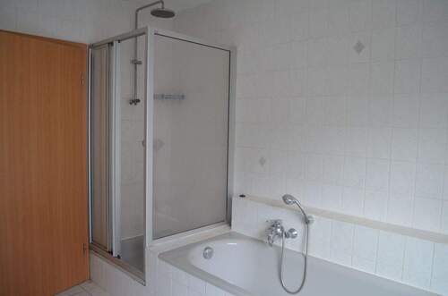 Badezimmer mit Wanne und Dusche - 