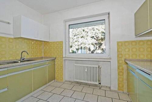 Küche mit hellem Fliesenboden - 