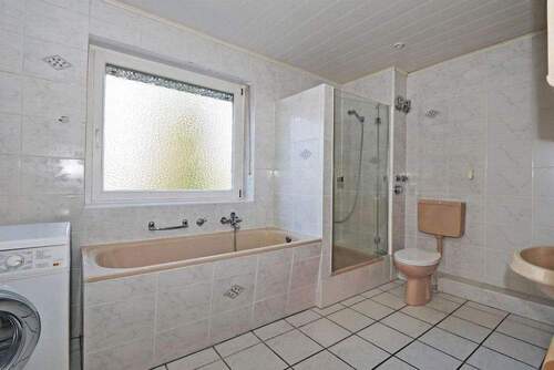  Im Bad ist Platz für die Waschmaschine - 